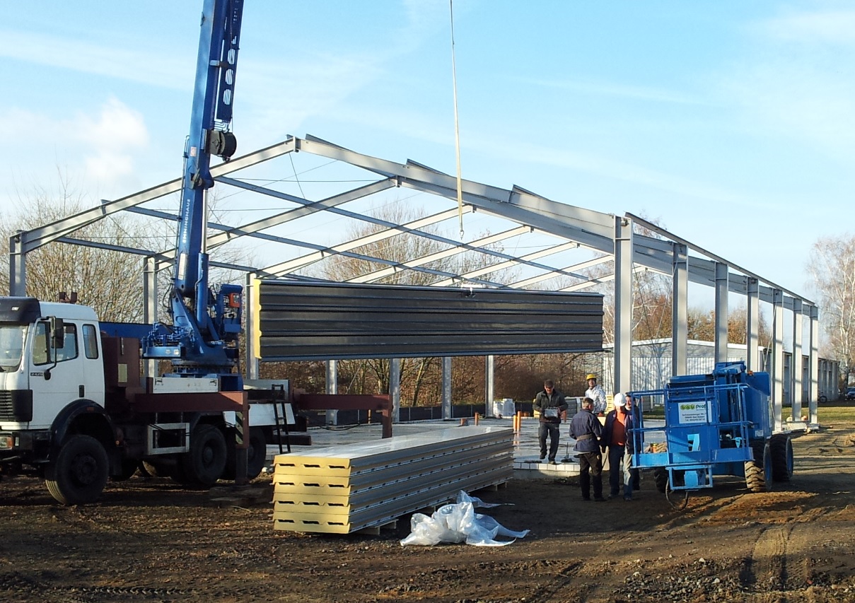 Bouw van de hal Aufbau einer Leichtbauhalle